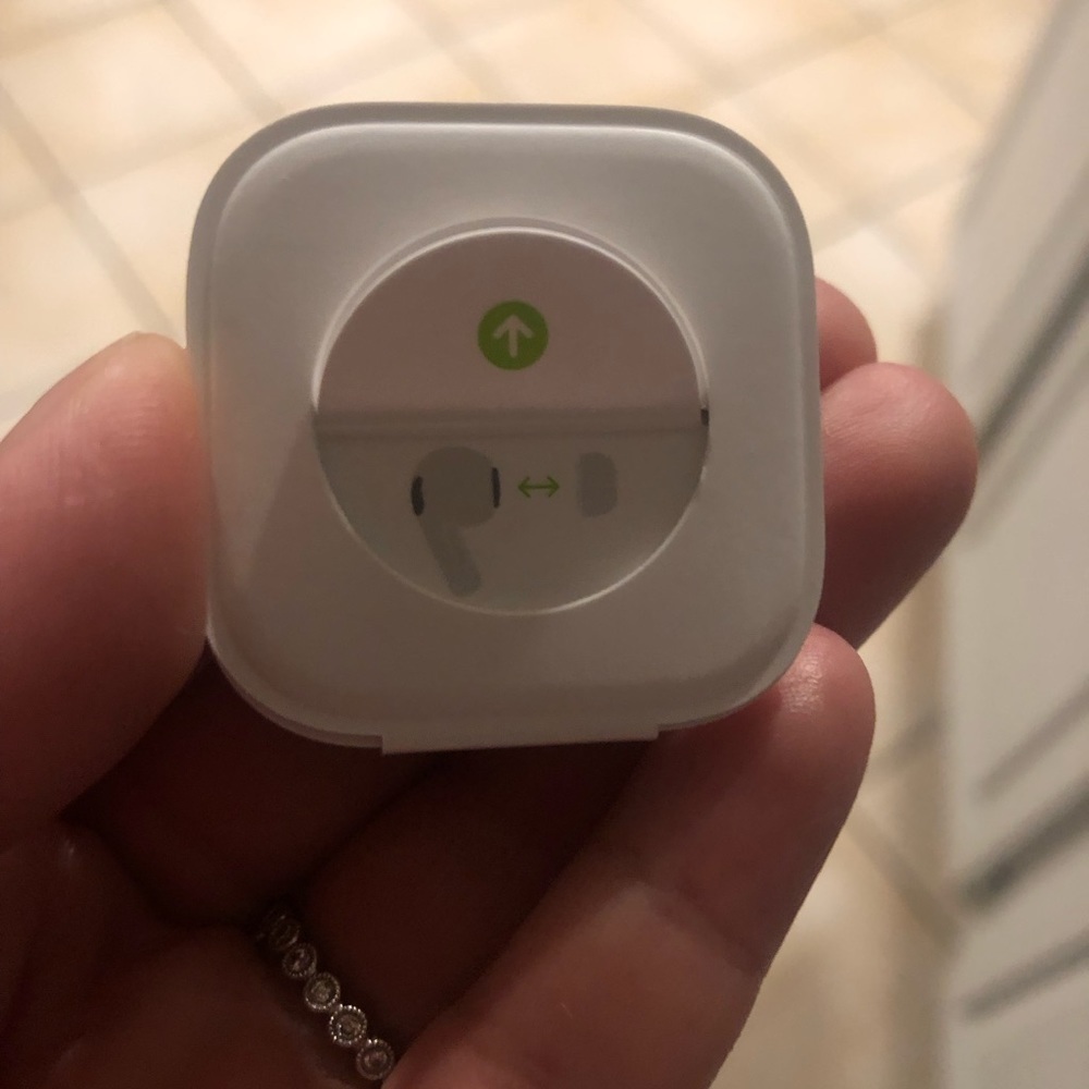 Airpod pro ear piece plus USB-C lightening cable NWT - Picture 3 of 4